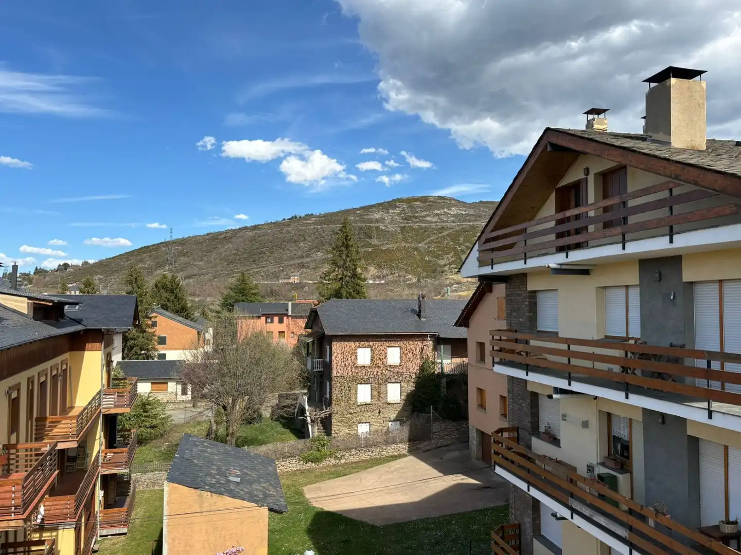 Vista exterior de Apartament de lloguer en Alp amb Calefacció i Moblat