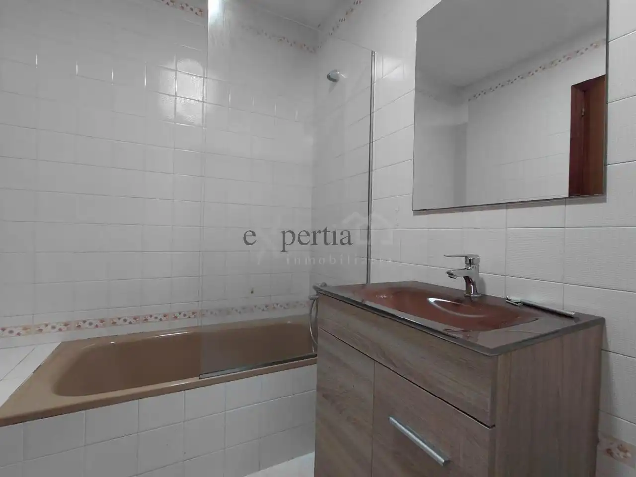 Baño de Piso en venta en Boiro con Calefacción, Terraza y Trastero