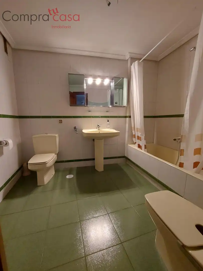 Baño de Piso para compartir en Segovia con Calefacción, Terraza y Amueblado
