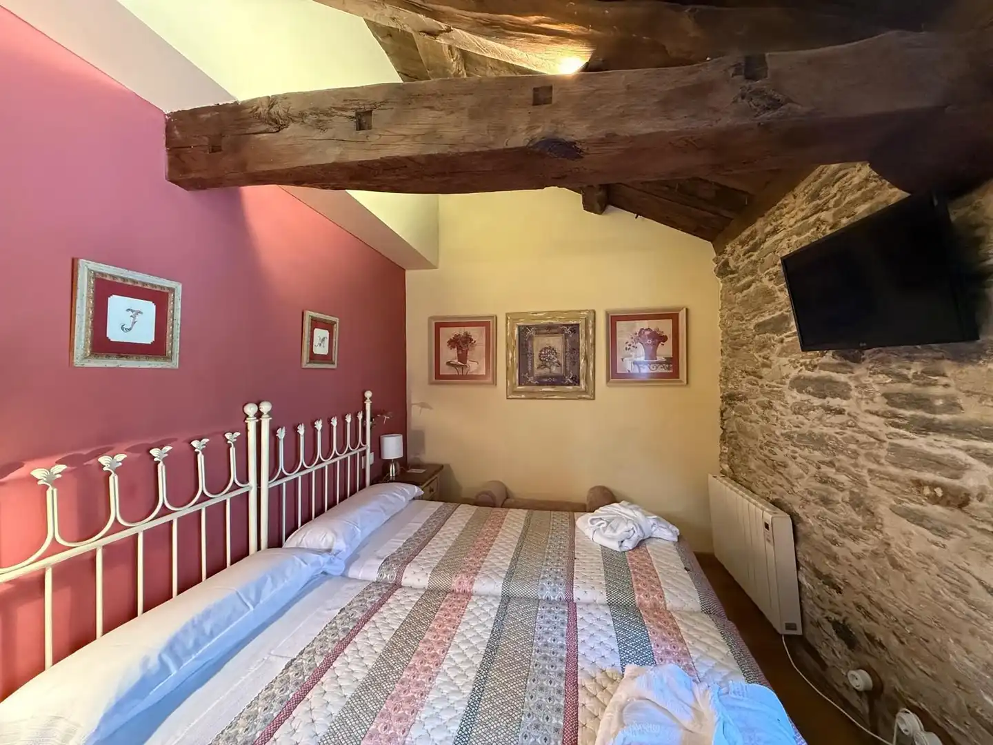Habitación de Finca rústica en venta en Monfero con Calefacción, Jardín privado y Amueblado