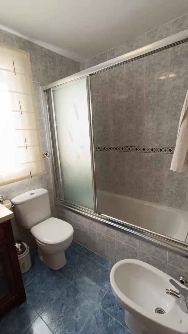 Baño de Casa adosada de alquiler en La Zubia con Amueblado, Horno y Lavadora