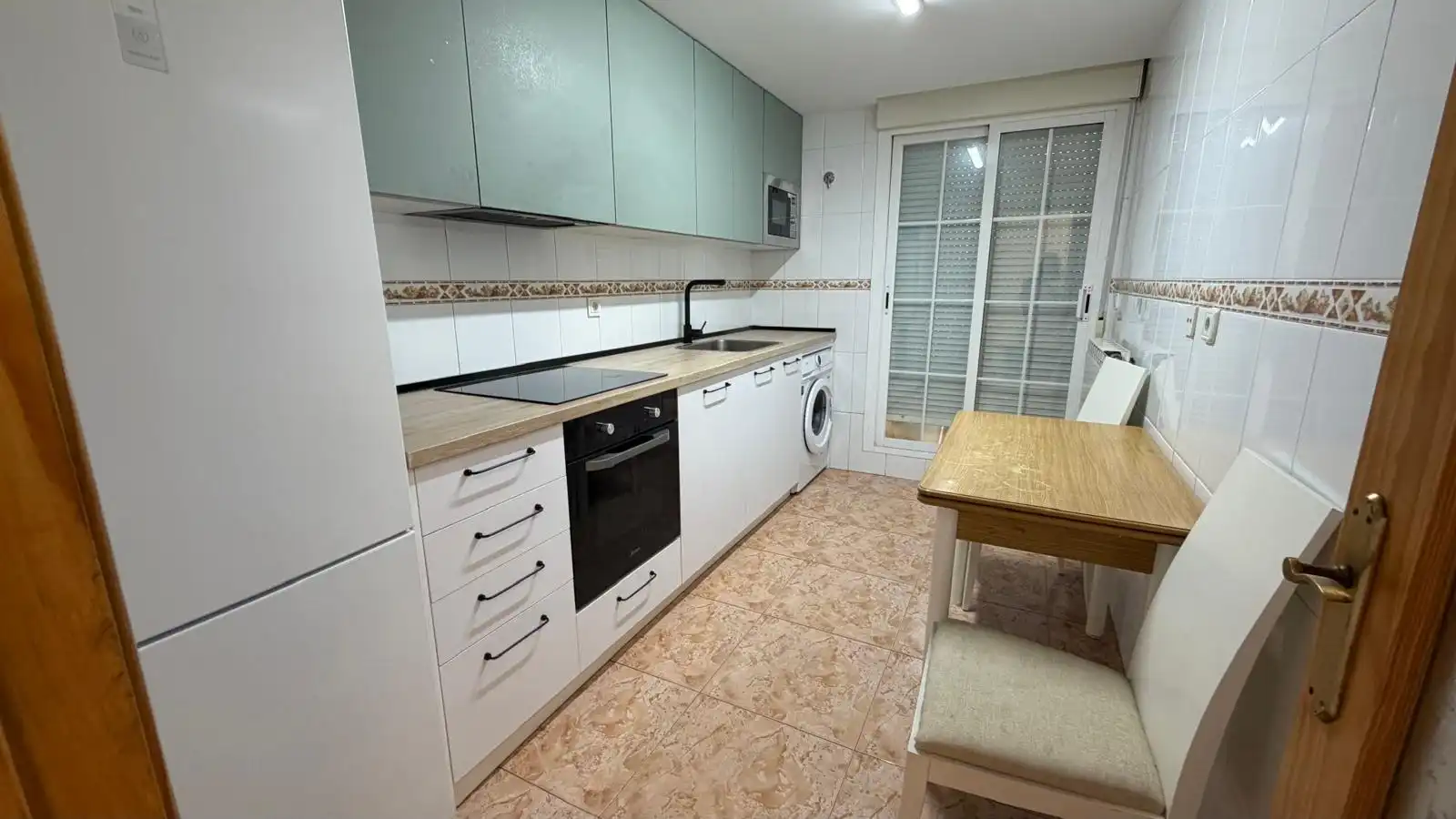 Cocina de Piso para compartir en La Almunia de Doña Godina  con Calefacción, Terraza y Amueblado