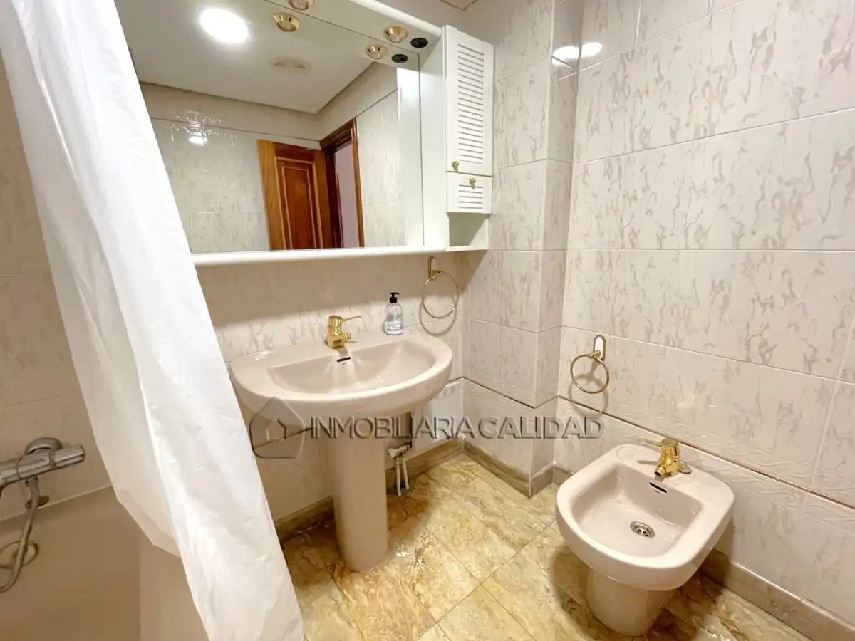 Baño de Piso de alquiler en Burgos con Calefacción y Amueblado