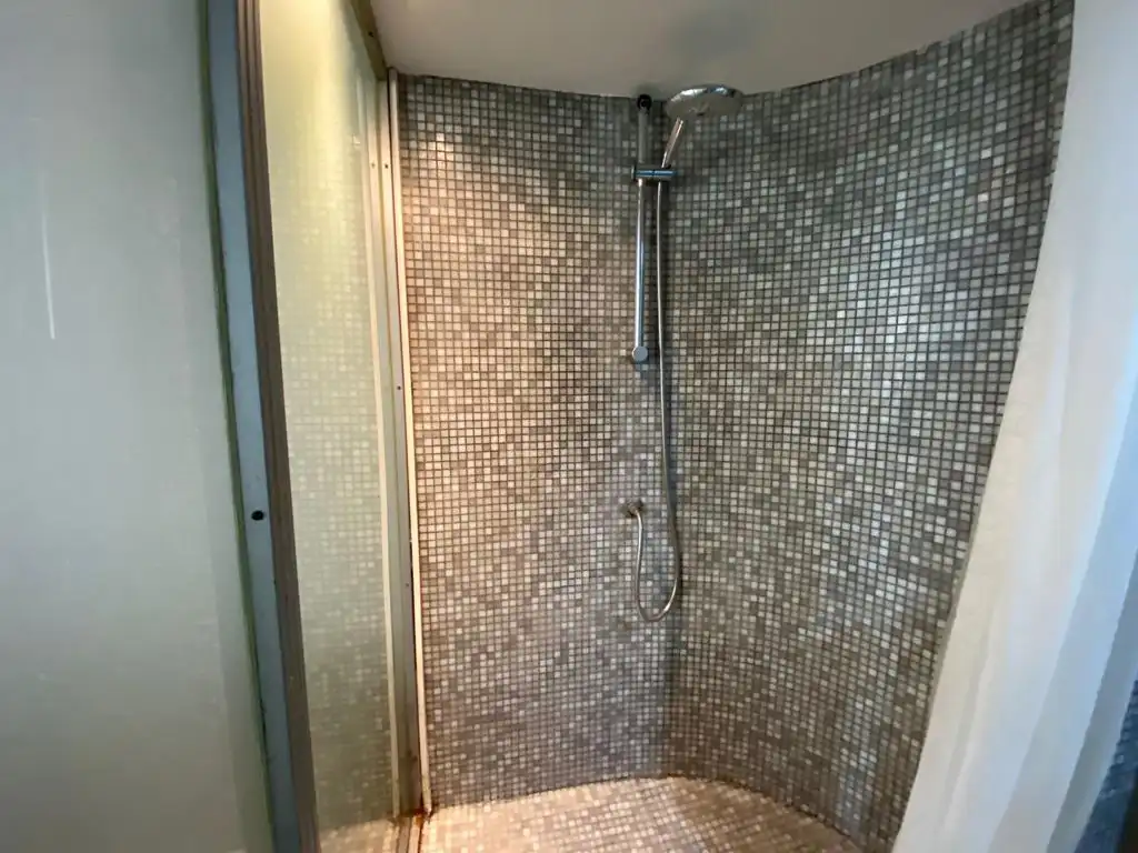Bathroom of Study for rent in Barcelona  with Air Conditioner, Heating and Parquet flooring