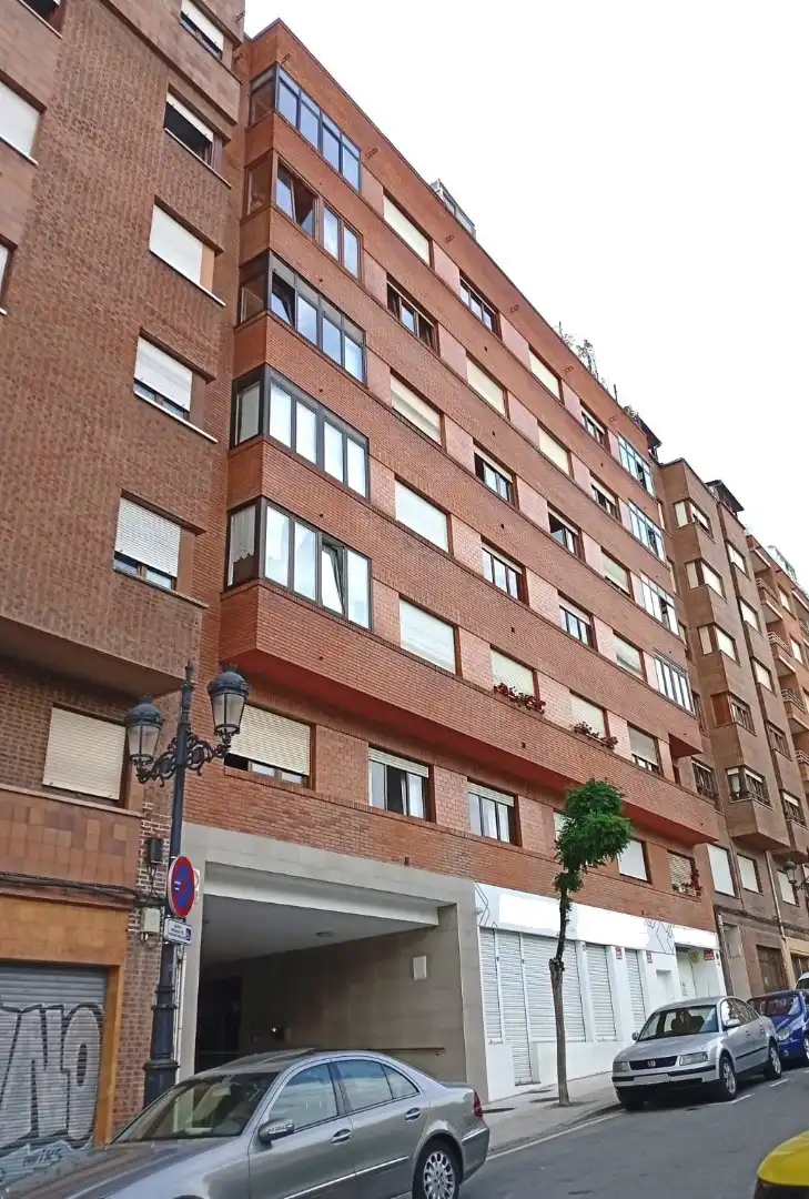 Außenansicht von Garage zum Verkauf in Oviedo 