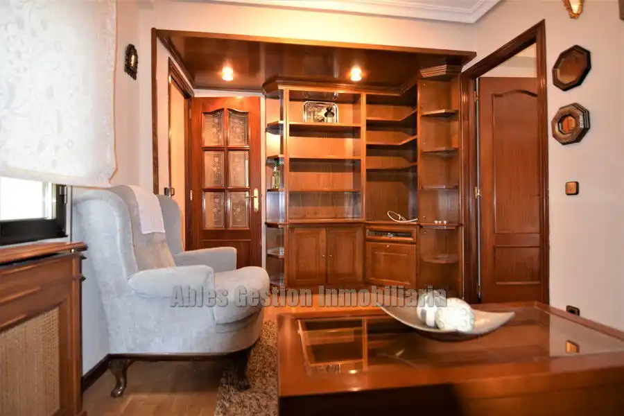 Sala d'estar de Pis de lloguer en Oviedo  amb Calefacció, Traster i Moblat