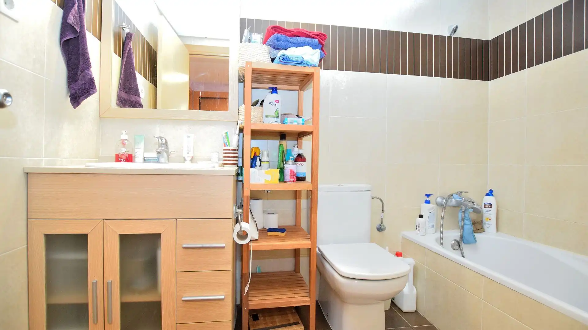 Badezimmer von Wohnung zum Verkauf in Salou mit Klimaanlage, Heizung und Privatgarten