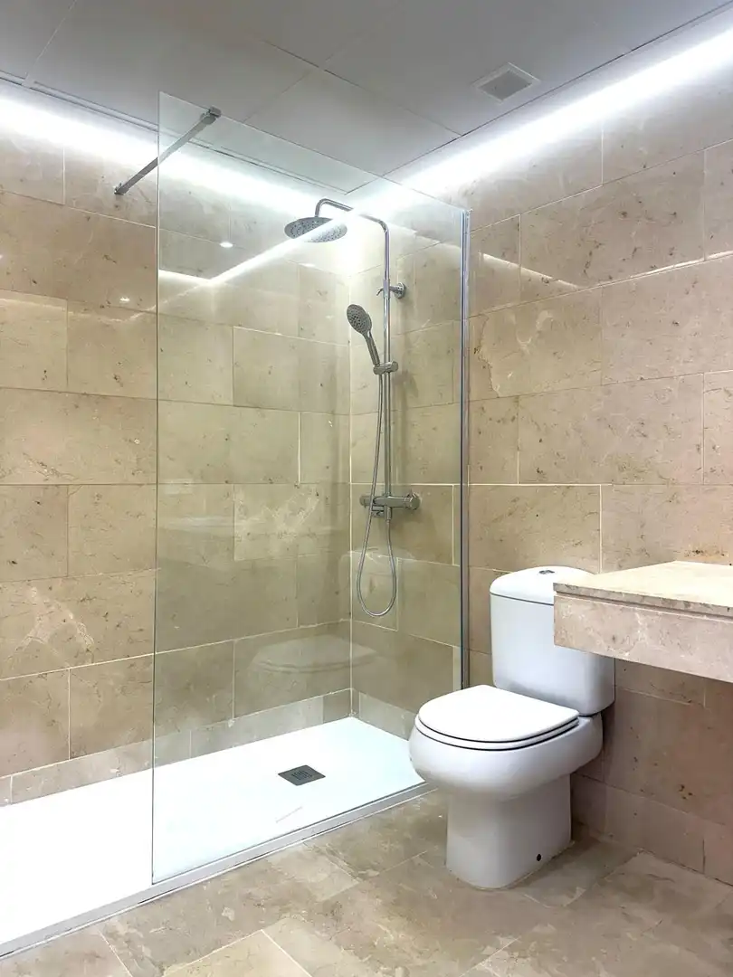 Badezimmer von Dachboden zum Verkauf in Manilva mit Klimaanlage, Heizung und Terrasse
