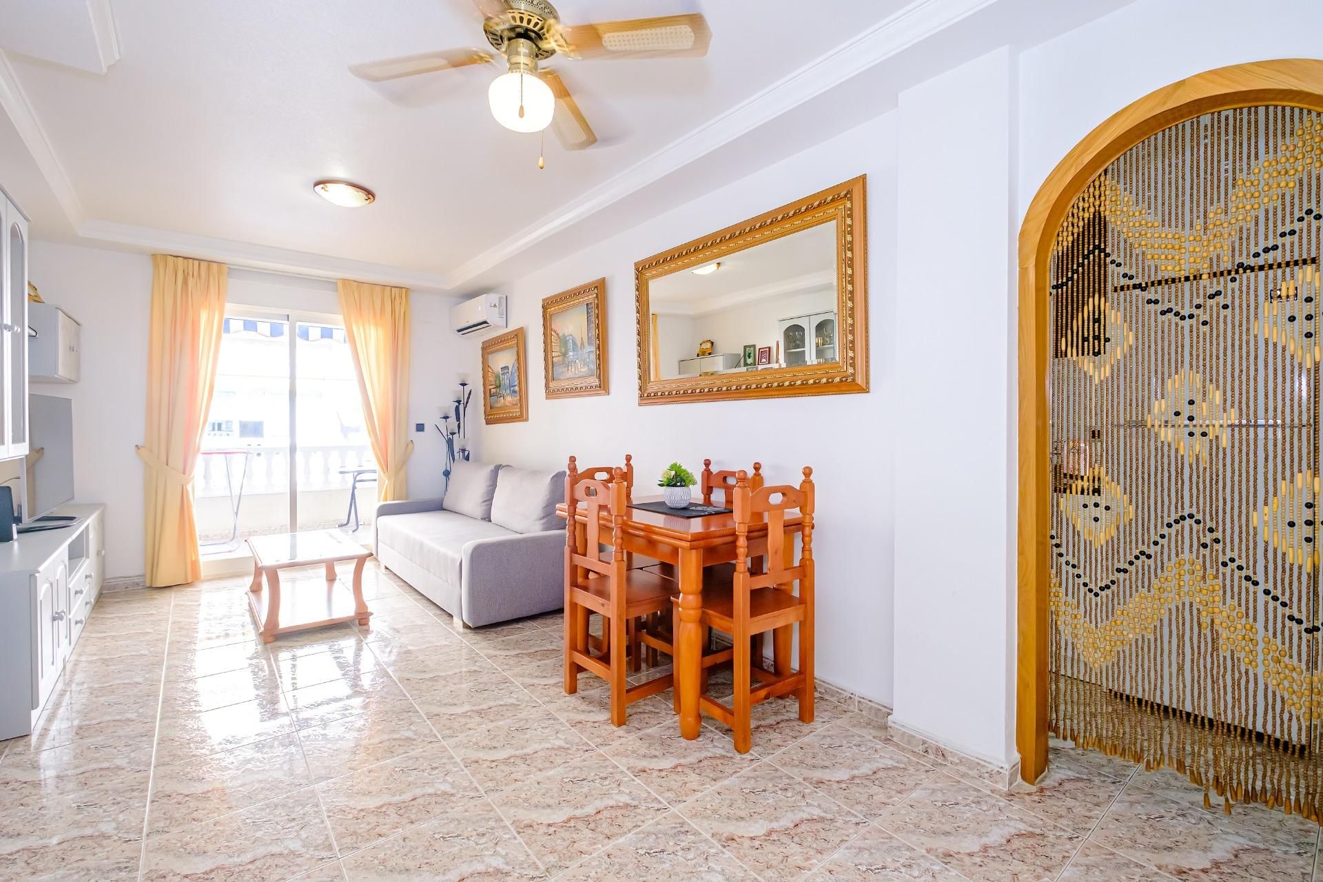 Sala d'estar de Apartament de lloguer en Torrevieja amb Terrassa i Balcó