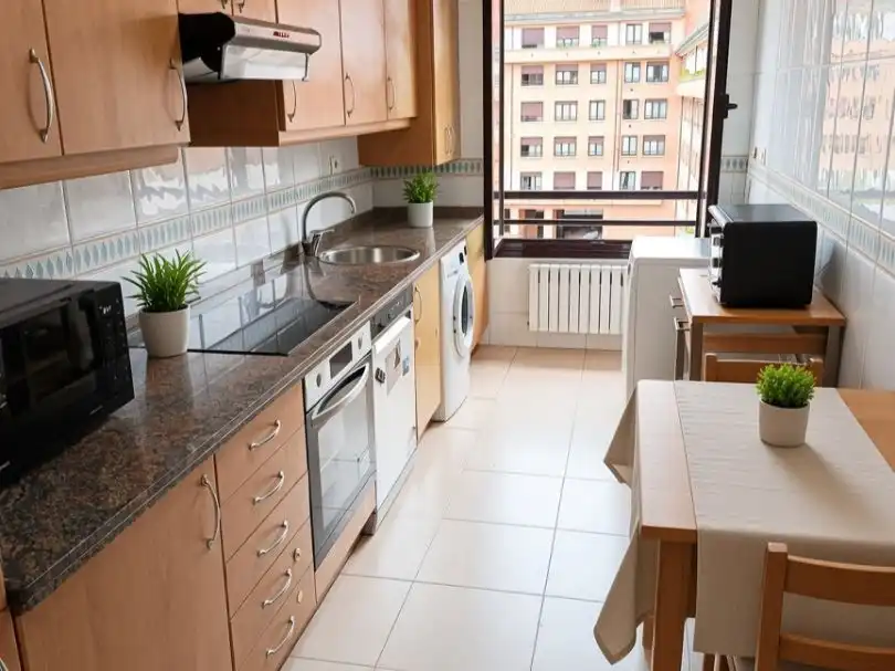 Cuina de Pis en venda en Gijón  amb Calefacció, Jardí privat i Parquet