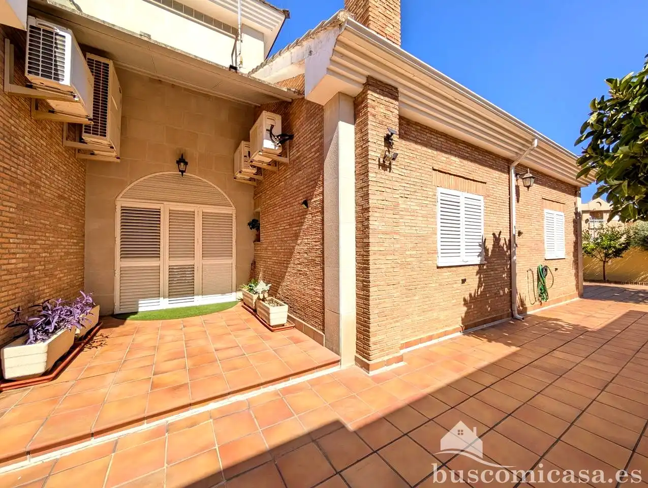Vista exterior de Casa o xalet en venda en Linares amb Aire condicionat, Calefacció i Jardí privat