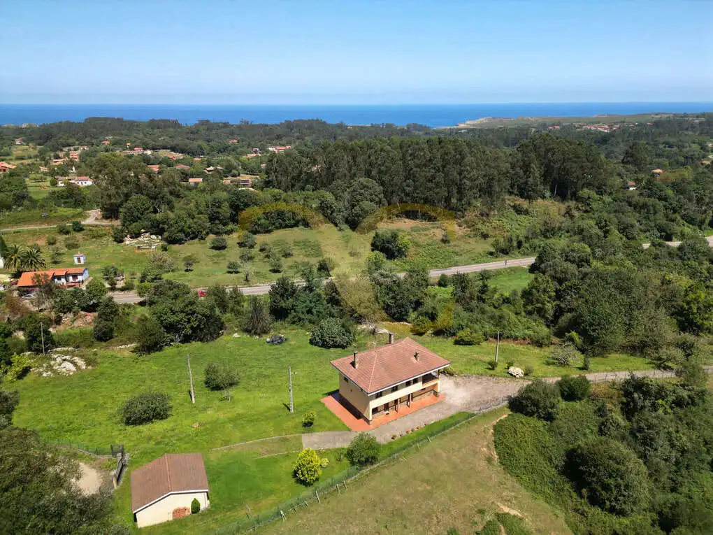Vista exterior de Casa o xalet en venda en Ribadesella amb Calefacció, Jardí privat i Terrassa