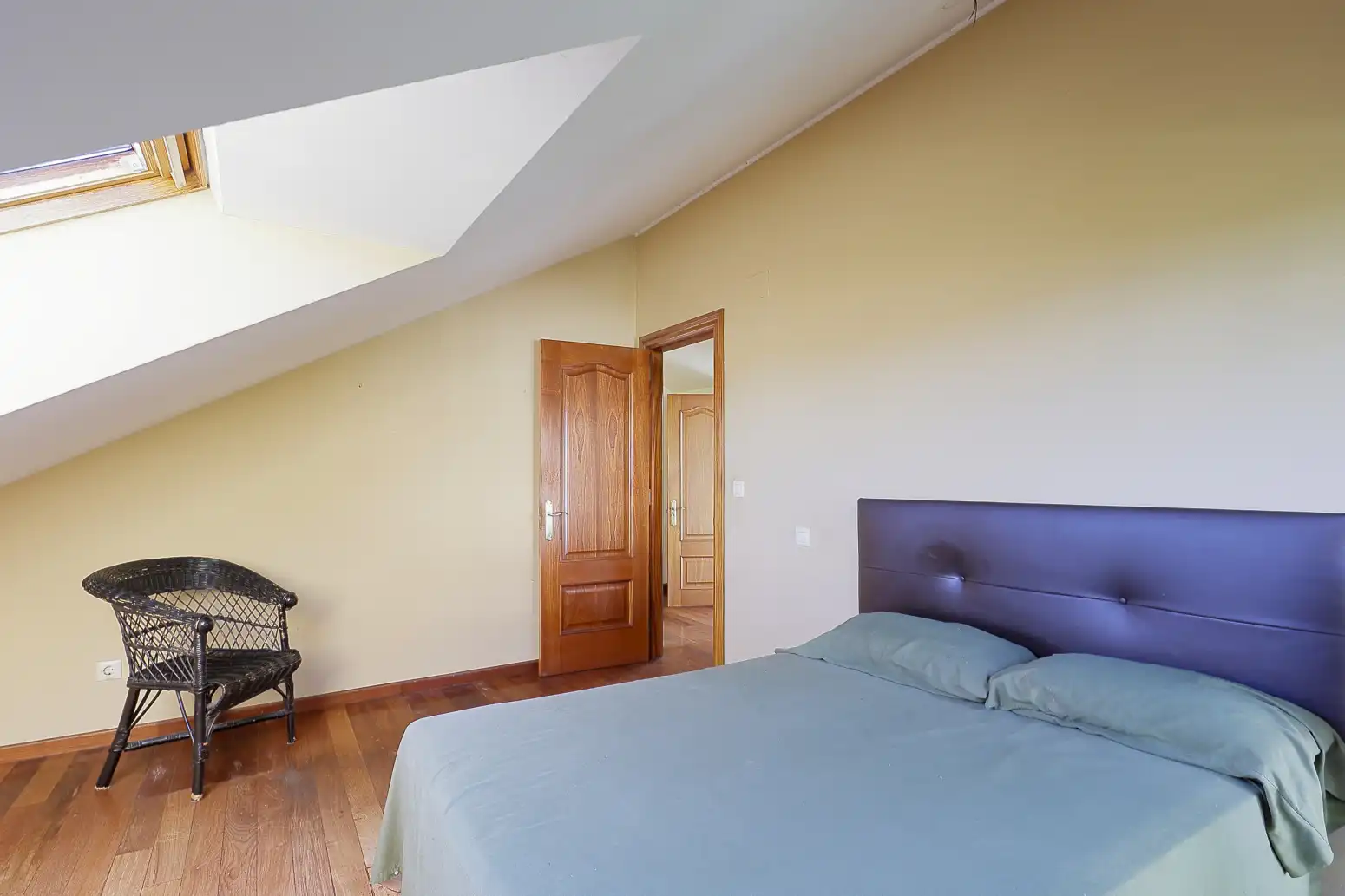 Dormitori de Casa o xalet en venda en Gijón  amb Calefacció, Terrassa i Traster