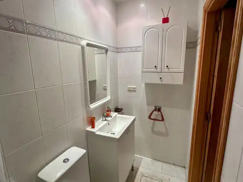 Badezimmer von Wohnung zur Miete in Poio mit Möbliert