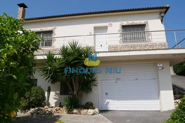 Vista exterior de Casa o xalet en venda en Lloret de Mar amb Calefacció, Jardí privat i Piscina