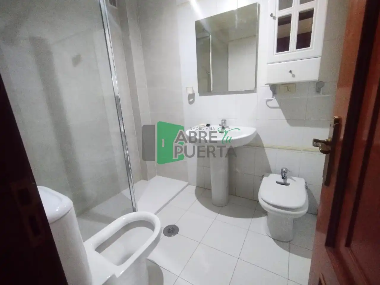 Bathroom of Flat for sale in Ourense Capital   with Heating, Parquet flooring and Storage room