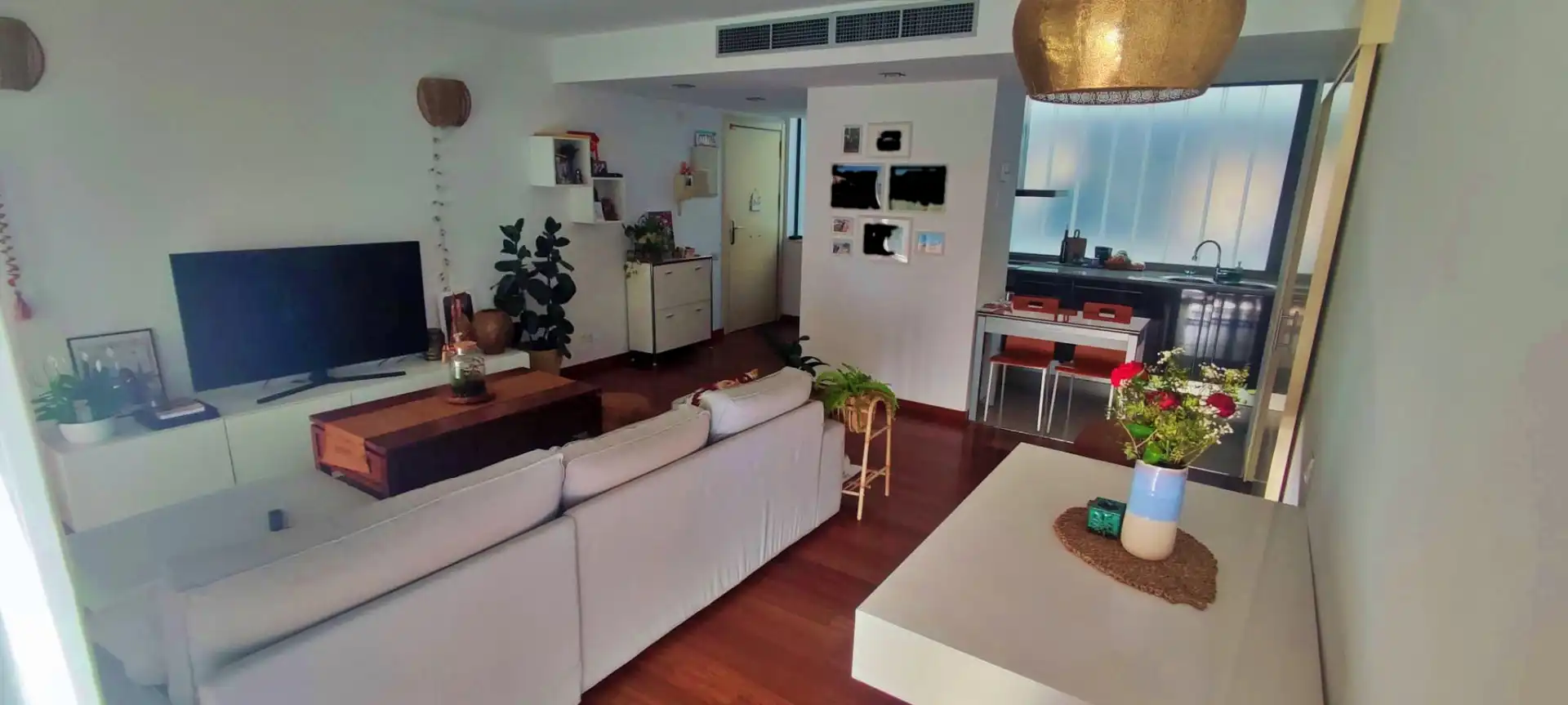 Sala de estar de Piso en venta en L'Hospitalet de Llobregat con Aire acondicionado, Calefacción y Parquet