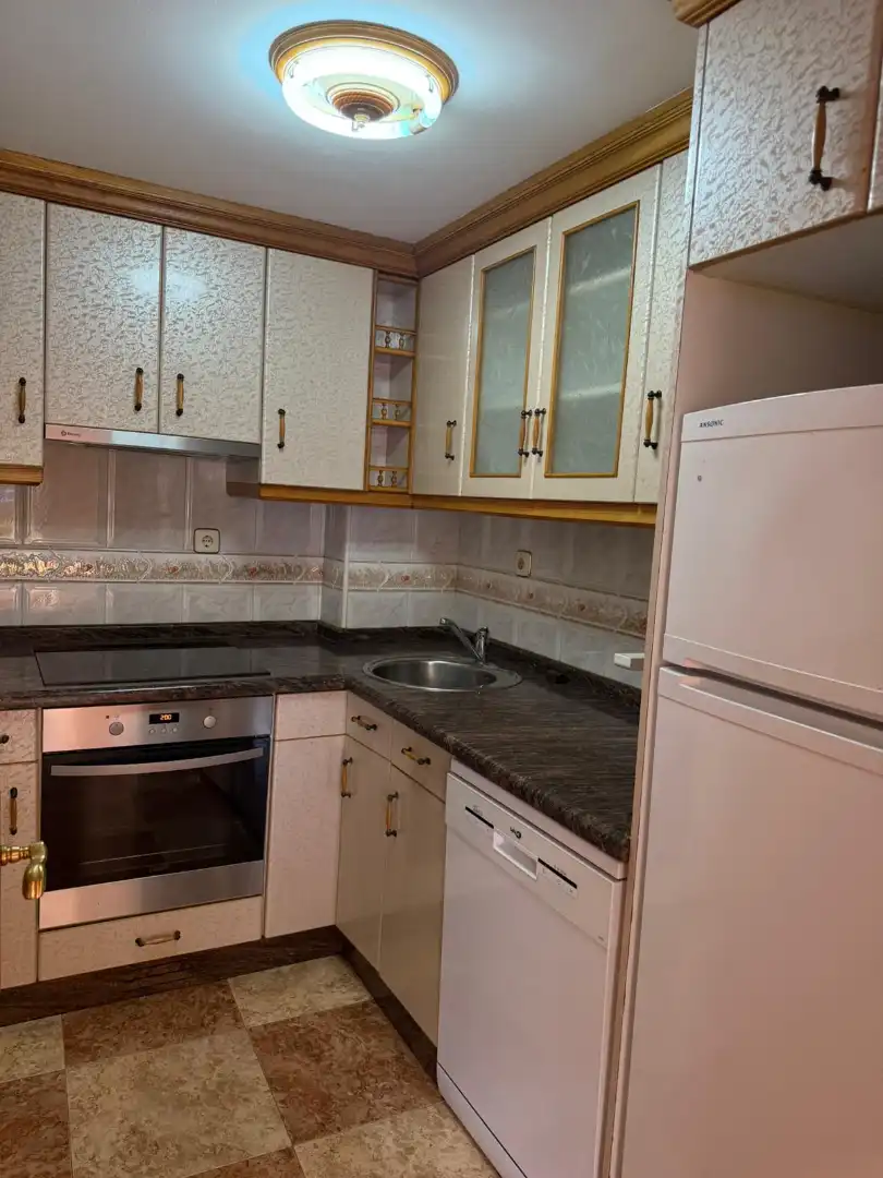 Cuina de Casa adosada en venda en Oviedo  amb Calefacció, Parquet i Traster