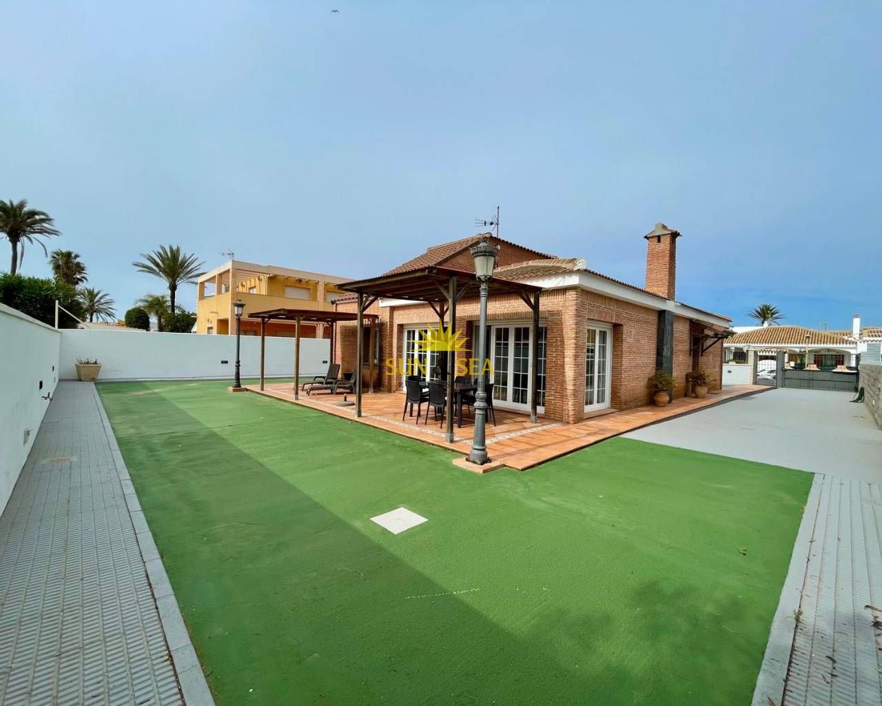 Vista exterior de Casa o xalet de lloguer en La Manga del Mar Menor amb Aire condicionat, Calefacció i Jardí privat