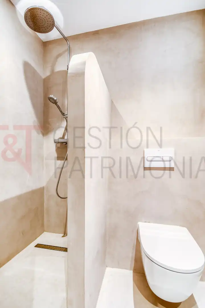 Baño de Piso en venta en Barcelona con Aire acondicionado, Horno y Balcón