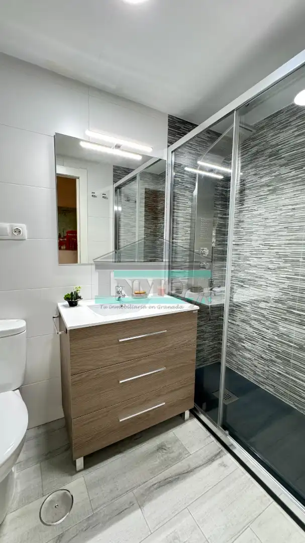 Bathroom of Flat for share in Granada  with Heating, Furnished and Oven