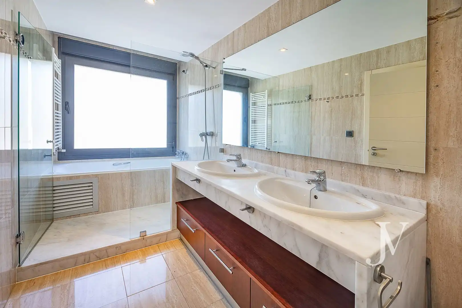 Badezimmer von Einfamilien-Reihenhaus zur Miete in La Moraleja mit Klimaanlage, Heizung und Privatgarten
