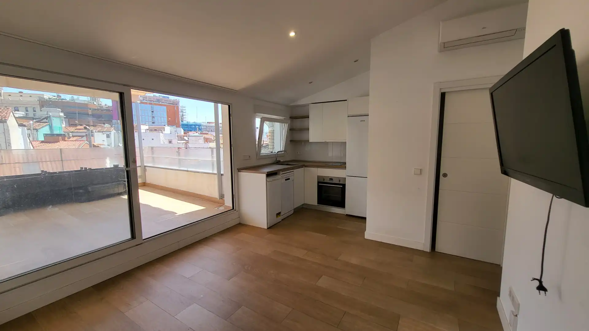Küche von Dachboden zum Verkauf in Madrid mit Klimaanlage, Heizung und Terrasse
