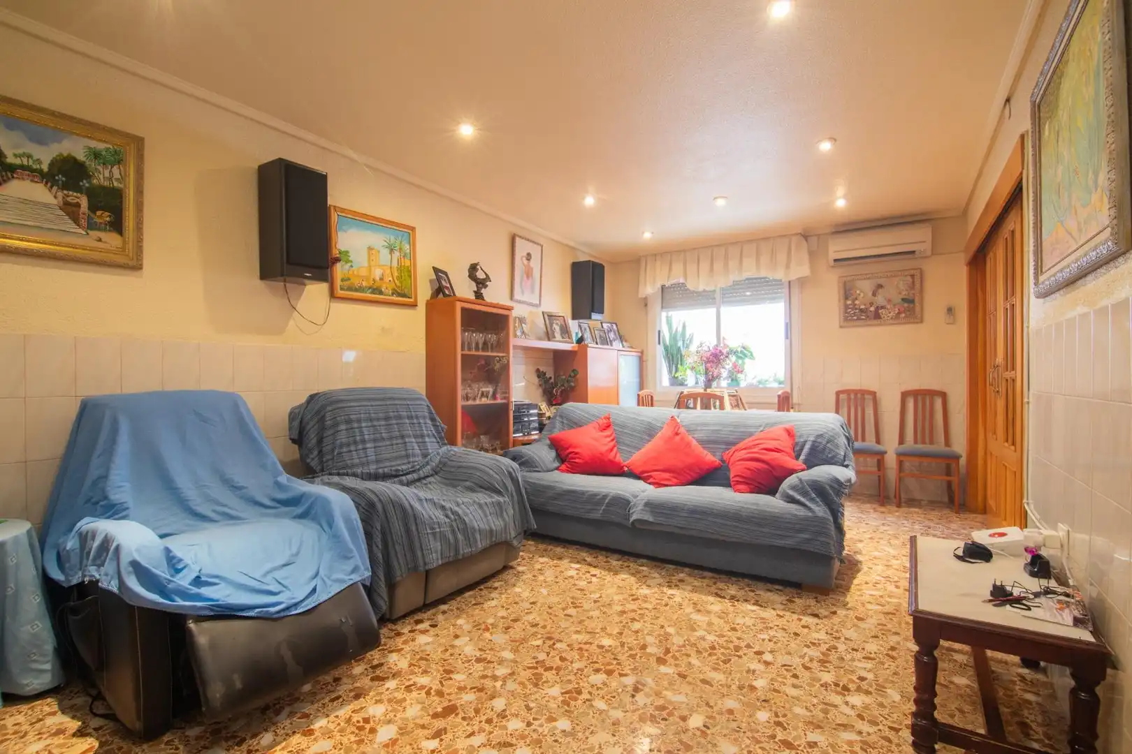 Wohnzimmer von Einfamilien-Reihenhaus zum Verkauf in Elche / Elx mit Klimaanlage, Terrasse und Balkon