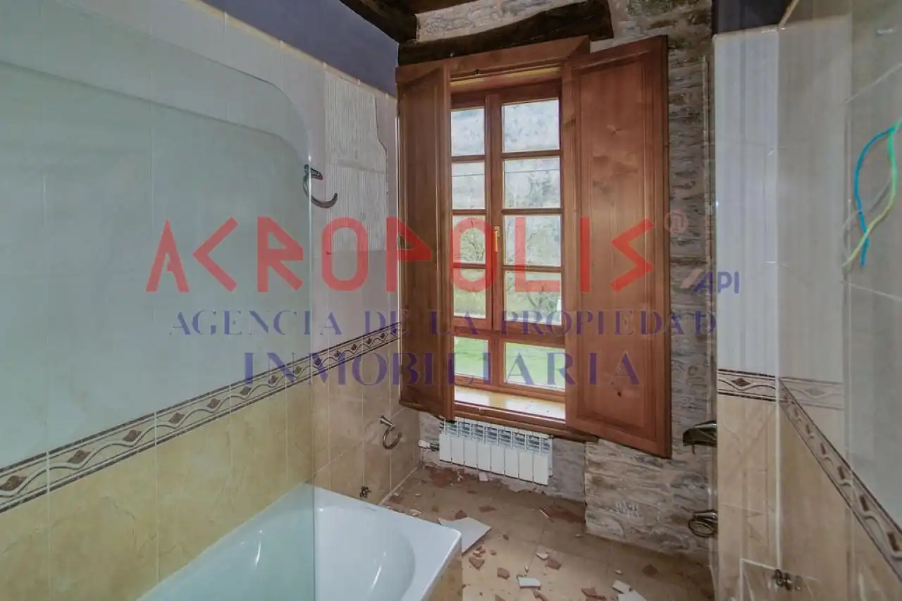 Badezimmer von Wohnung zum Verkauf in Vega de Valcarce mit Heizung
