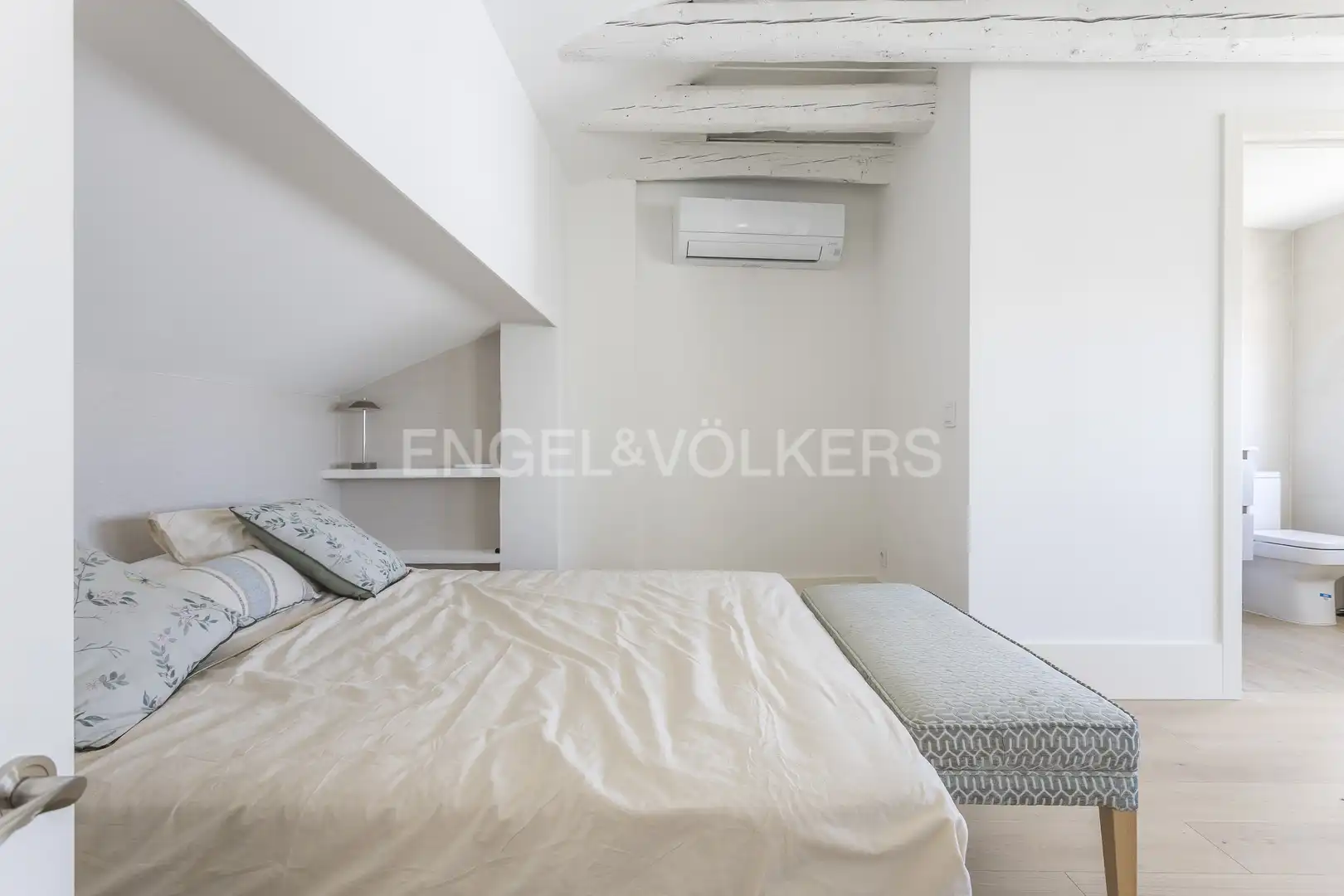 Schlafzimmer von Dachboden zur Miete in Madrid mit Klimaanlage, Heizung und Terrasse