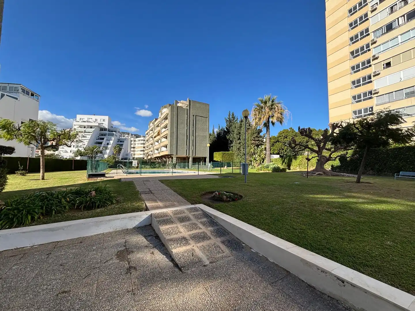Vista exterior de Pis en venda en Benalmádena amb Terrassa i Piscina comunitària
