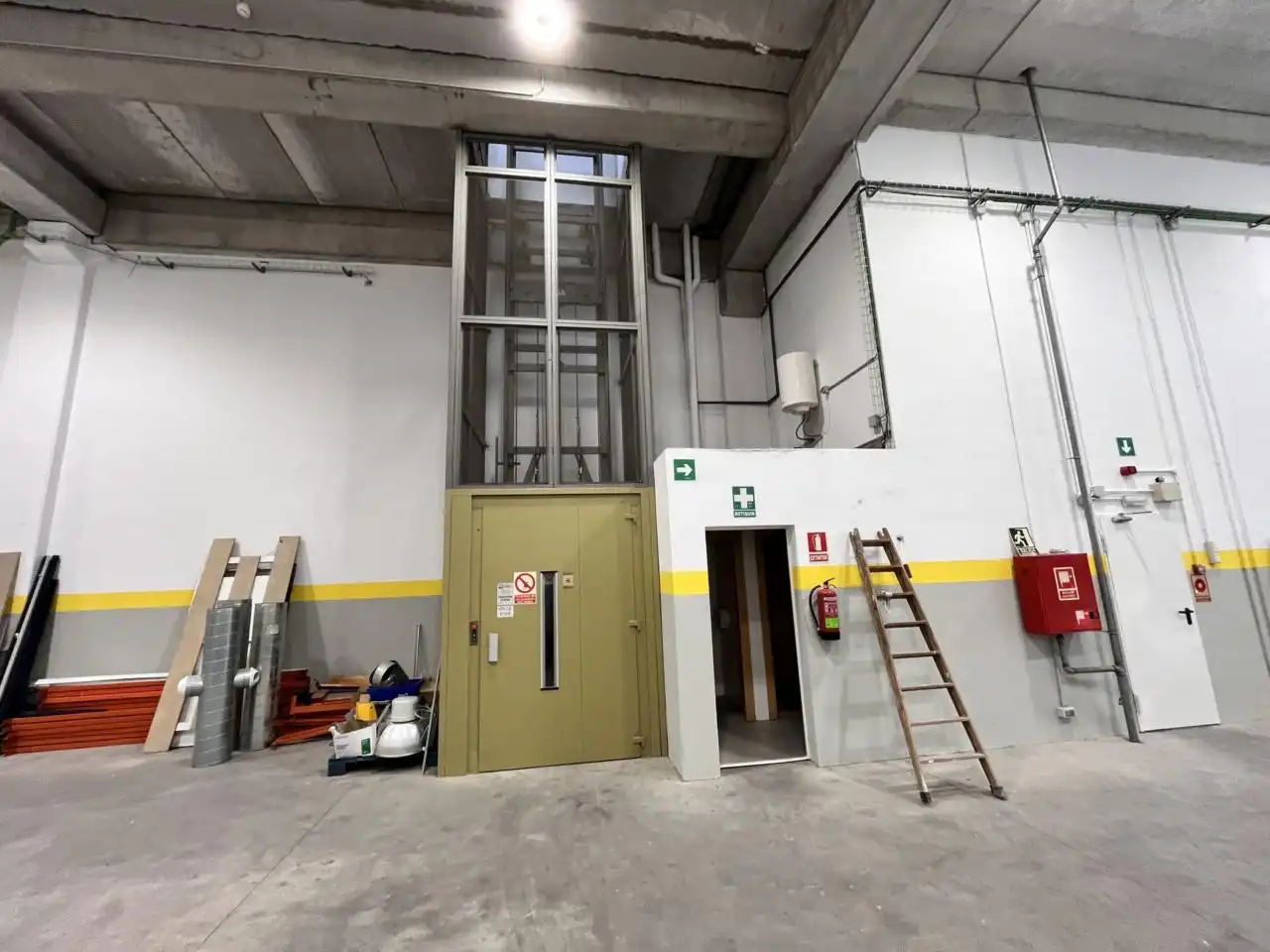 Fabrikhallen zur Miete in Badalona