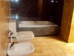 Bany de Casa o xalet en venda en Gijón  amb Jardí privat, Parquet i Terrassa