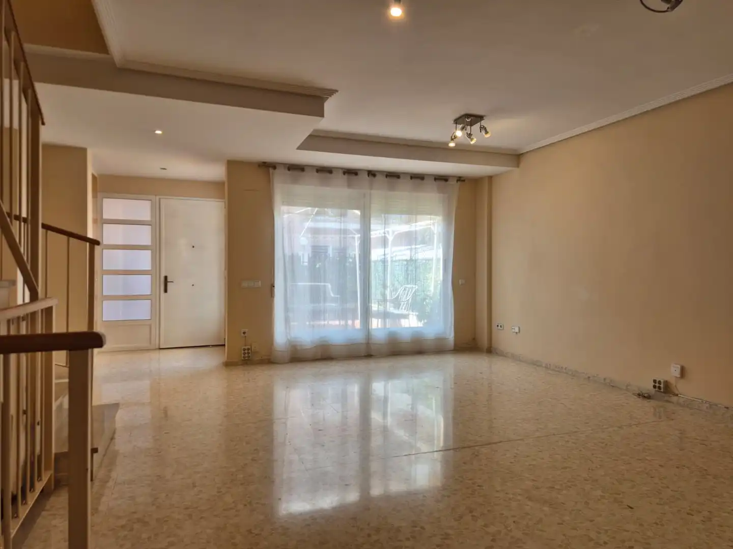 Sala d'estar de Casa adosada en venda en Moncada amb Aire condicionat, Calefacció i Terrassa