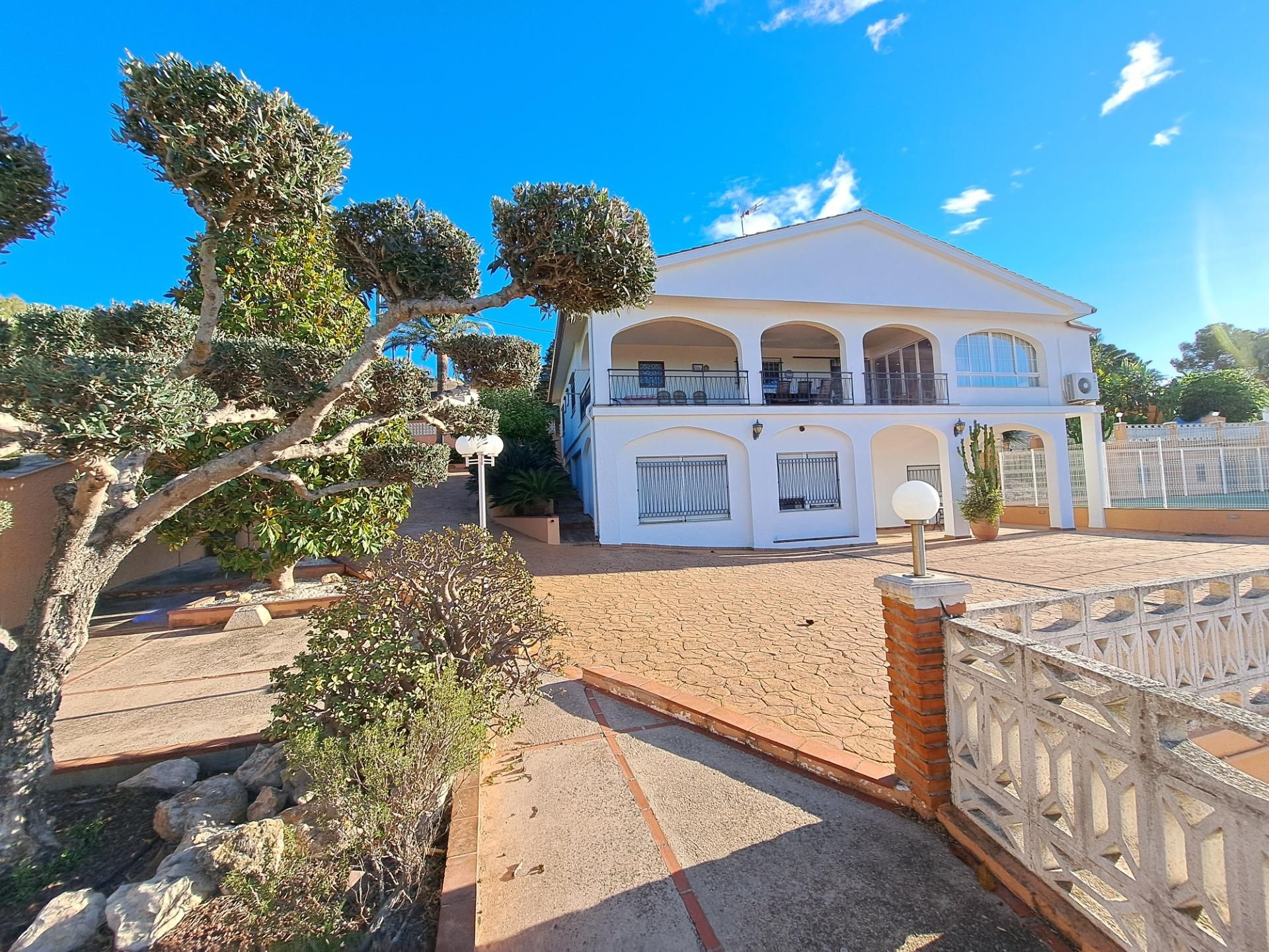 Vista exterior de Casa o xalet de lloguer en Alzira amb Jardí privat, Terrassa i Piscina