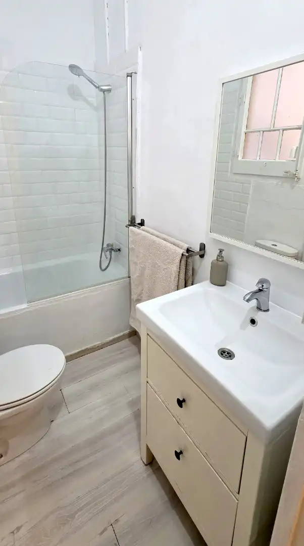 Baño de Piso de alquiler en Barcelona con Parquet, Amueblado y Lavadora
