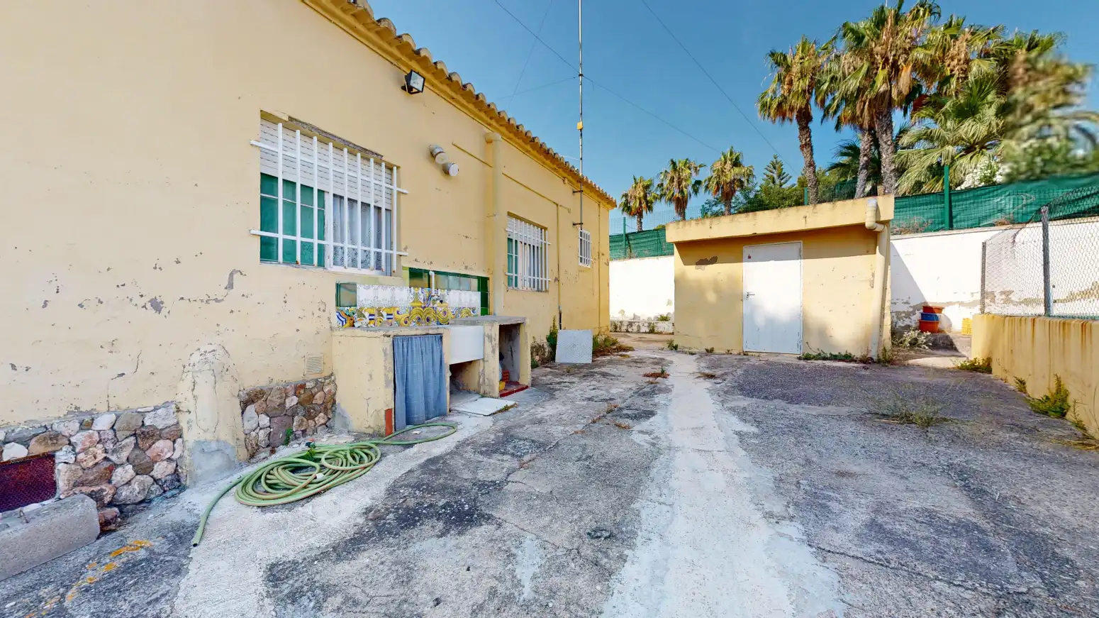 Vista exterior de Casa o xalet en venda en Sagunto / Sagunt amb Terrassa i Piscina