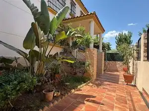 Vista exterior de Casa o xalet en venda en Gines amb Jardí privat i Moblat