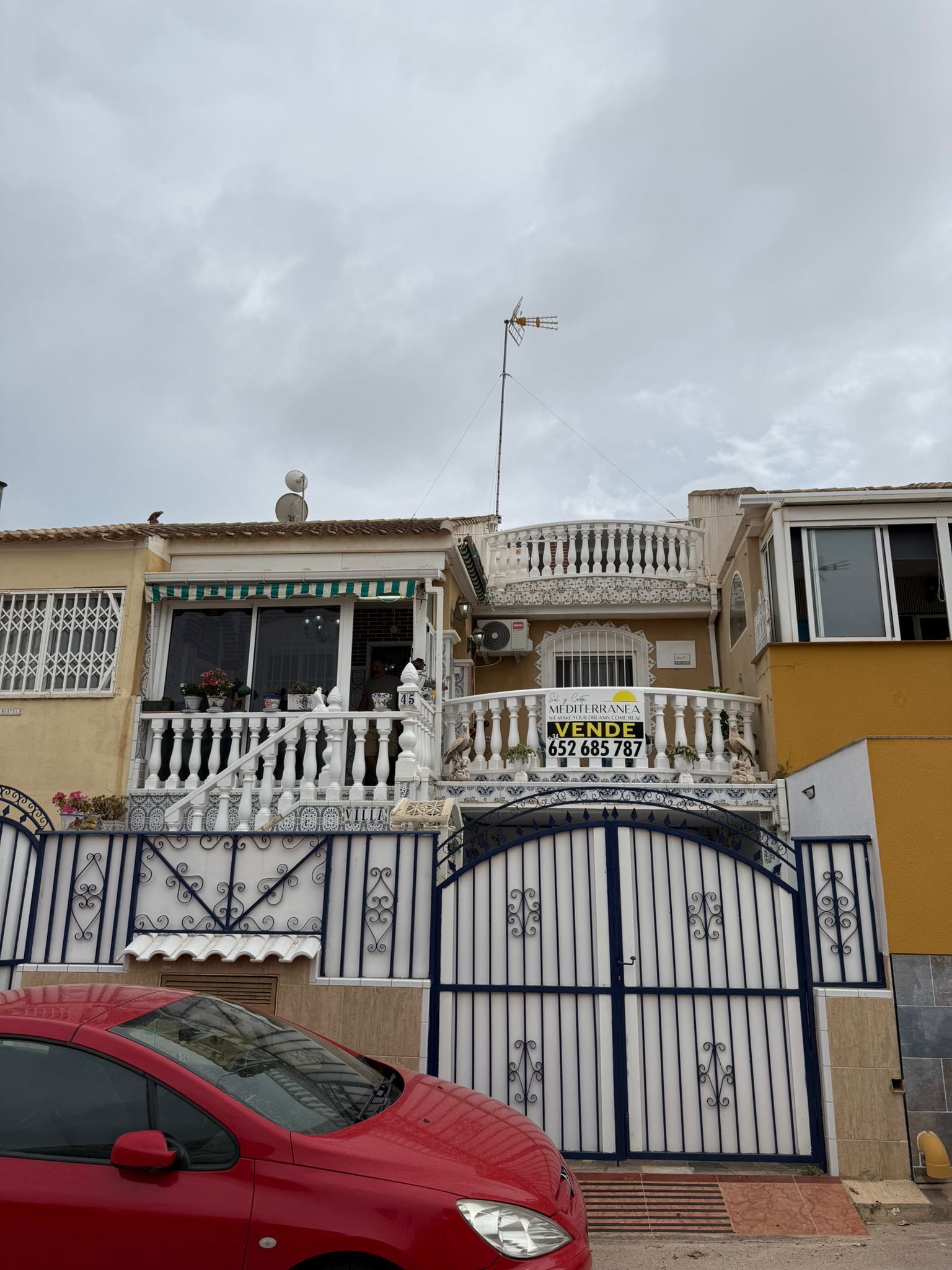 Vista exterior de Casa o xalet en venda en Torrevieja amb Aire condicionat, Calefacció i Jardí privat