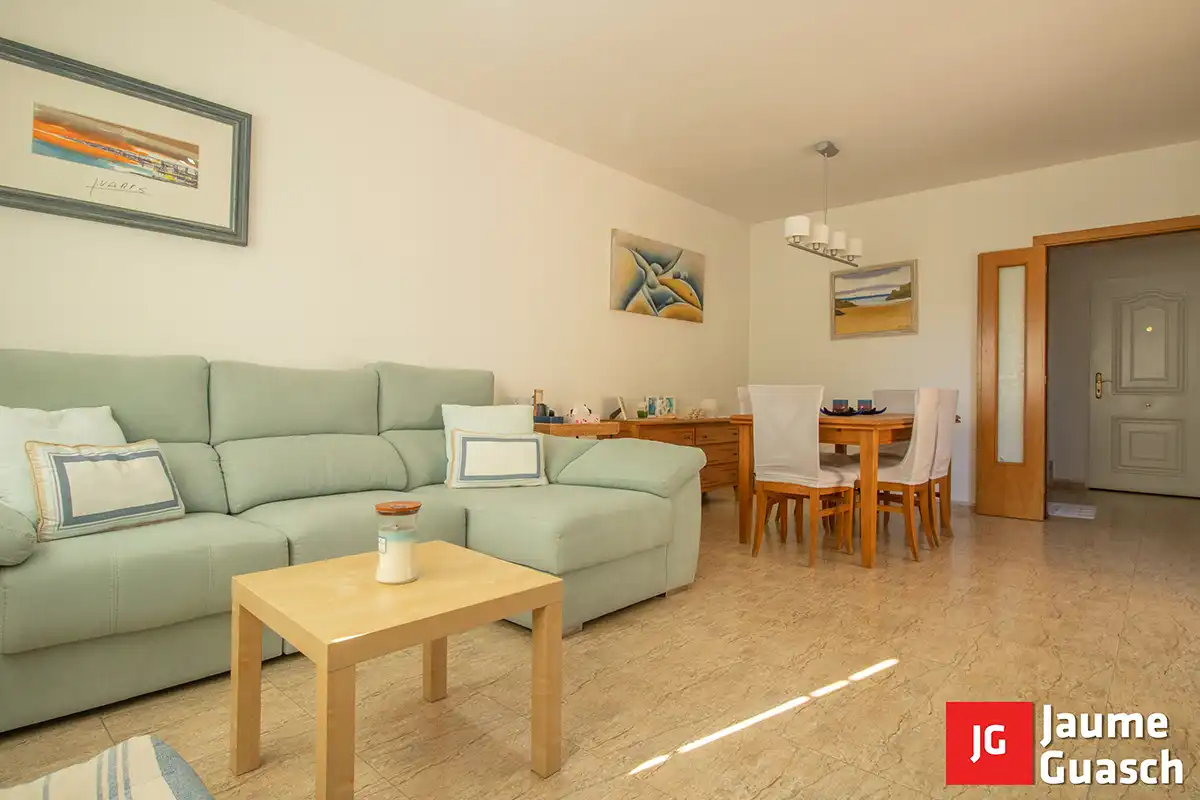 Wohnzimmer von Einfamilien-Reihenhaus zum Verkauf in Torredembarra mit Klimaanlage, Heizung und Privatgarten