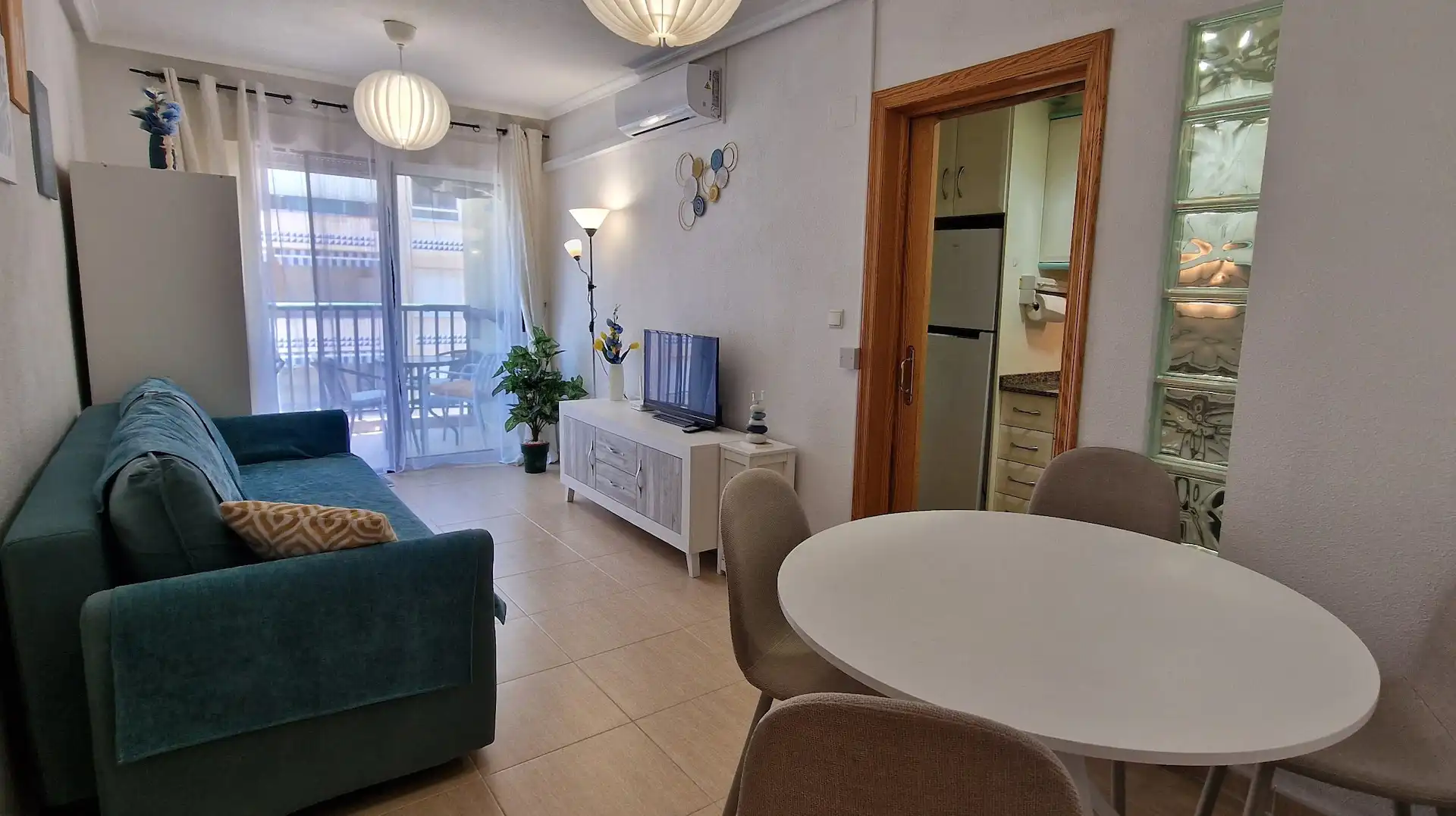 Sala d'estar de Apartament de lloguer en Guardamar del Segura amb Aire condicionat, Calefacció i Moblat