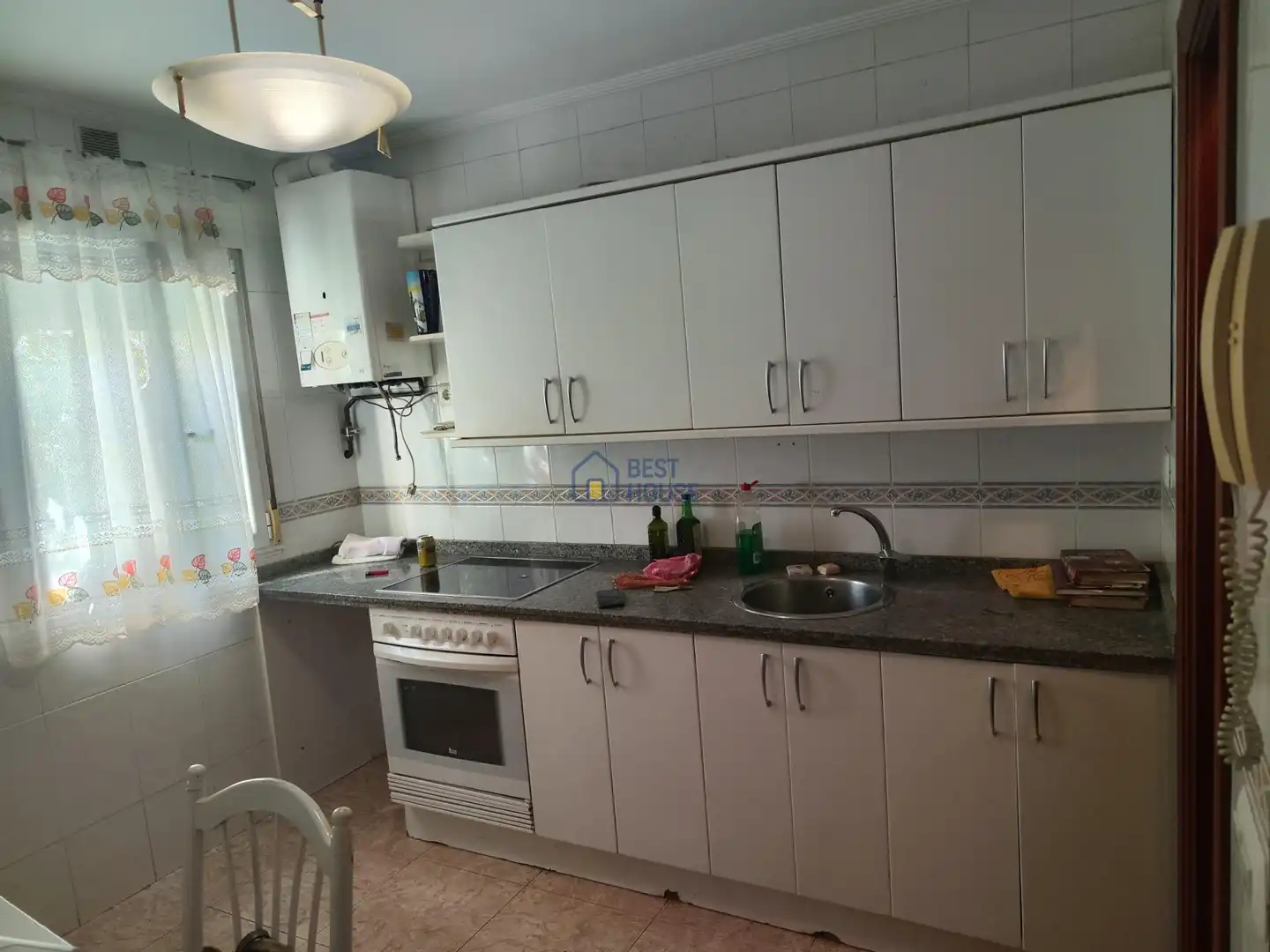 Cuina de Casa o xalet en venda en León Capital  amb Jardí privat, Traster i Alarma