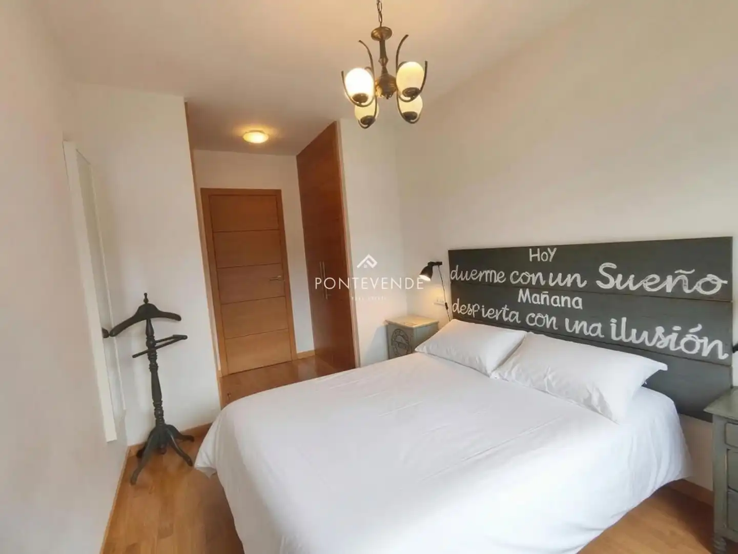 Schlafzimmer von Dachboden zur Miete in Pontevedra Capital  mit Heizung, Parkett und Terrasse