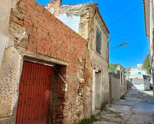 Vista exterior de Casa o xalet en venda en Talavera de la Reina amb Jardí privat