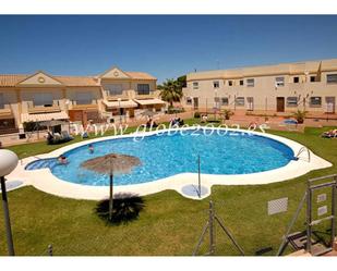 Jardí de Apartament de lloguer en Chiclana de la Frontera amb Aire condicionat, Terrassa i Piscina