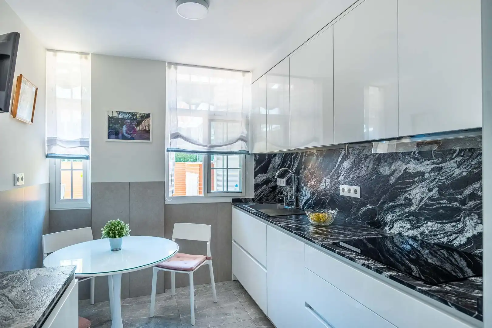 Cocina de Casa o chalet en venta en Sevilla con Aire acondicionado, Calefacción y Jardín privado