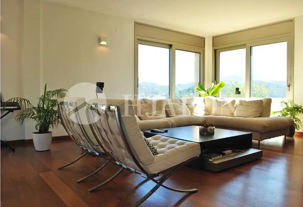 Sala d'estar de Casa o xalet en venda en Vallromanes amb Aire condicionat, Jardí privat i Parquet