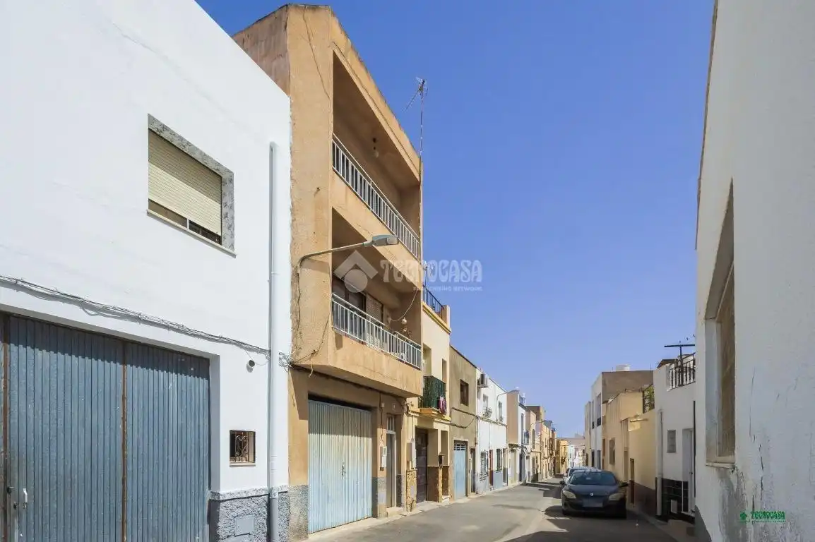 Casa aparellada amb terrassa en venda a Vera Ciudad, imagen 5