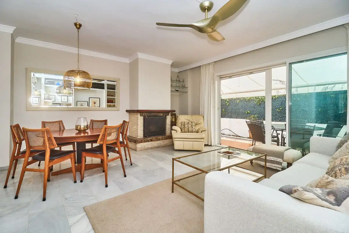 Sala de estar de Casa adosada en venta en Marbella con Aire acondicionado, Jardín privado y Terraza