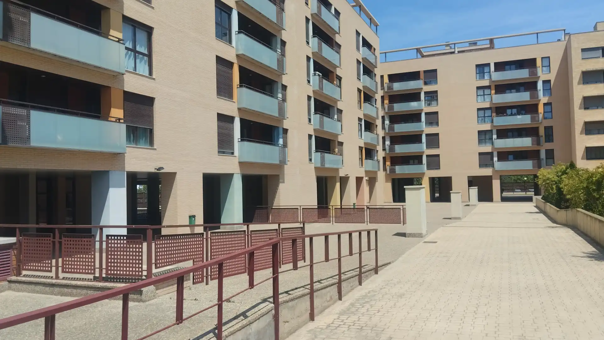 Außenansicht von Wohnung zur Miete in  Zaragoza Capital mit Klimaanlage, Heizung und Terrasse